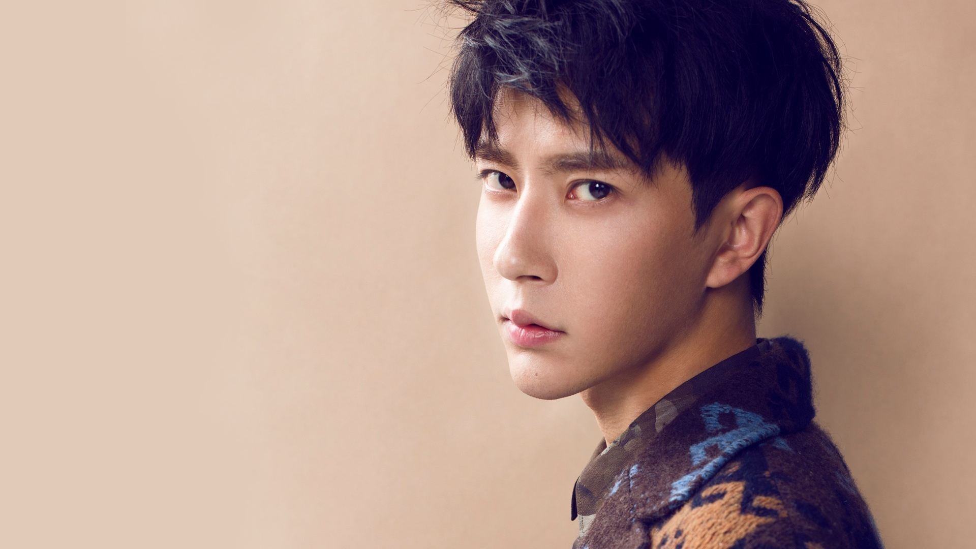 爱游戏娱乐平台-_湖人全队合力作战，迎来关键胜利_，湖人队合练