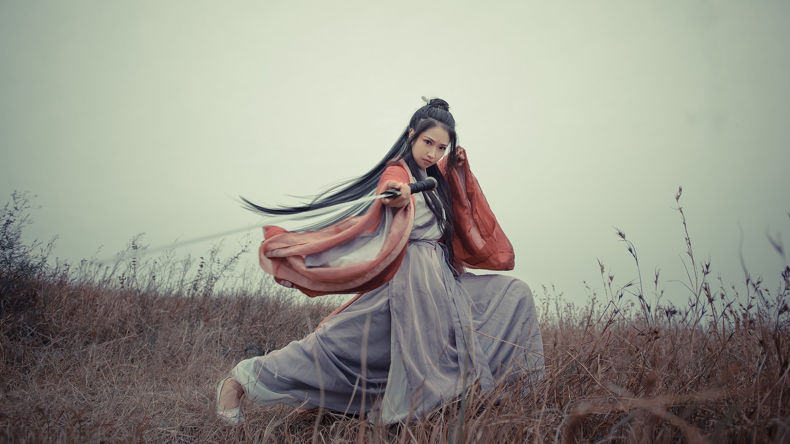 特色篮球慢跑赛在城市公园掀起热潮，倡导健康生活方式，篮球专项跑篮视频