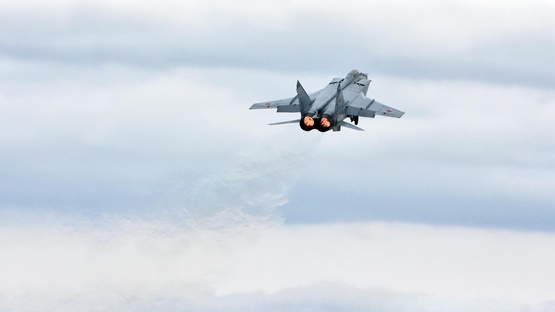 快船组织赛季前封闭特训提升战术执行，快船队伍