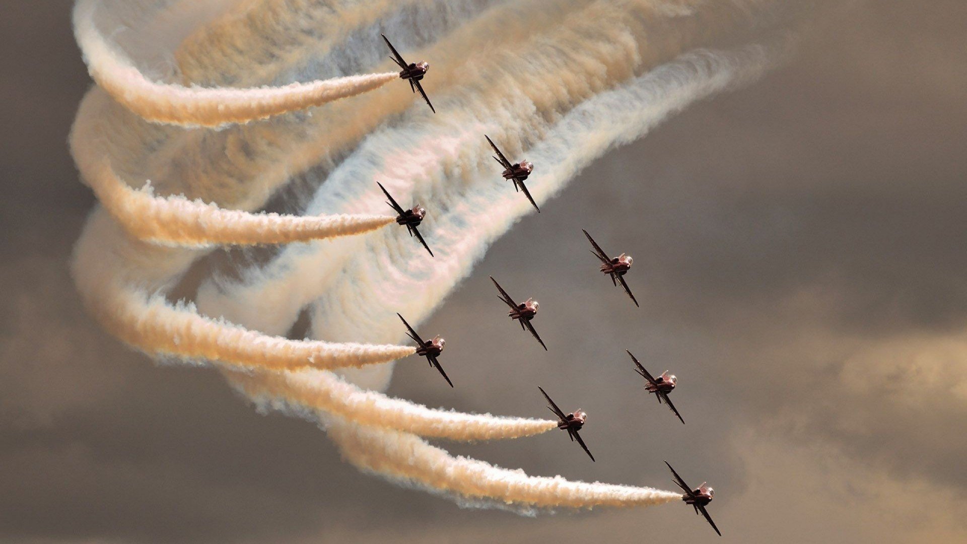 爱游戏中国官方网站平台-中场三人组主导控场节奏，中场组合站位