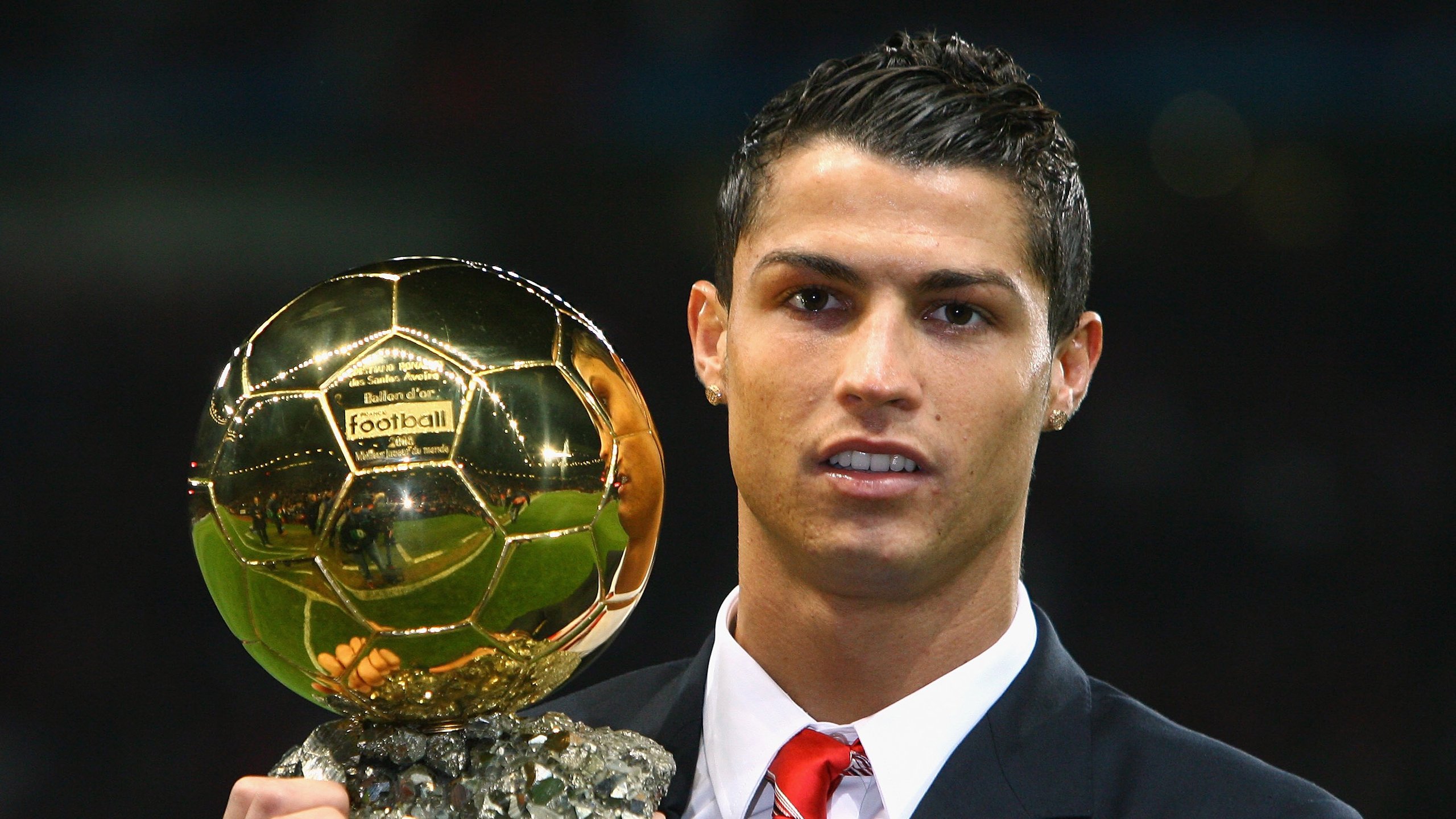 中国足球裁判队伍国际交流合作不断深化，判罚水平逐步接轨国际标准